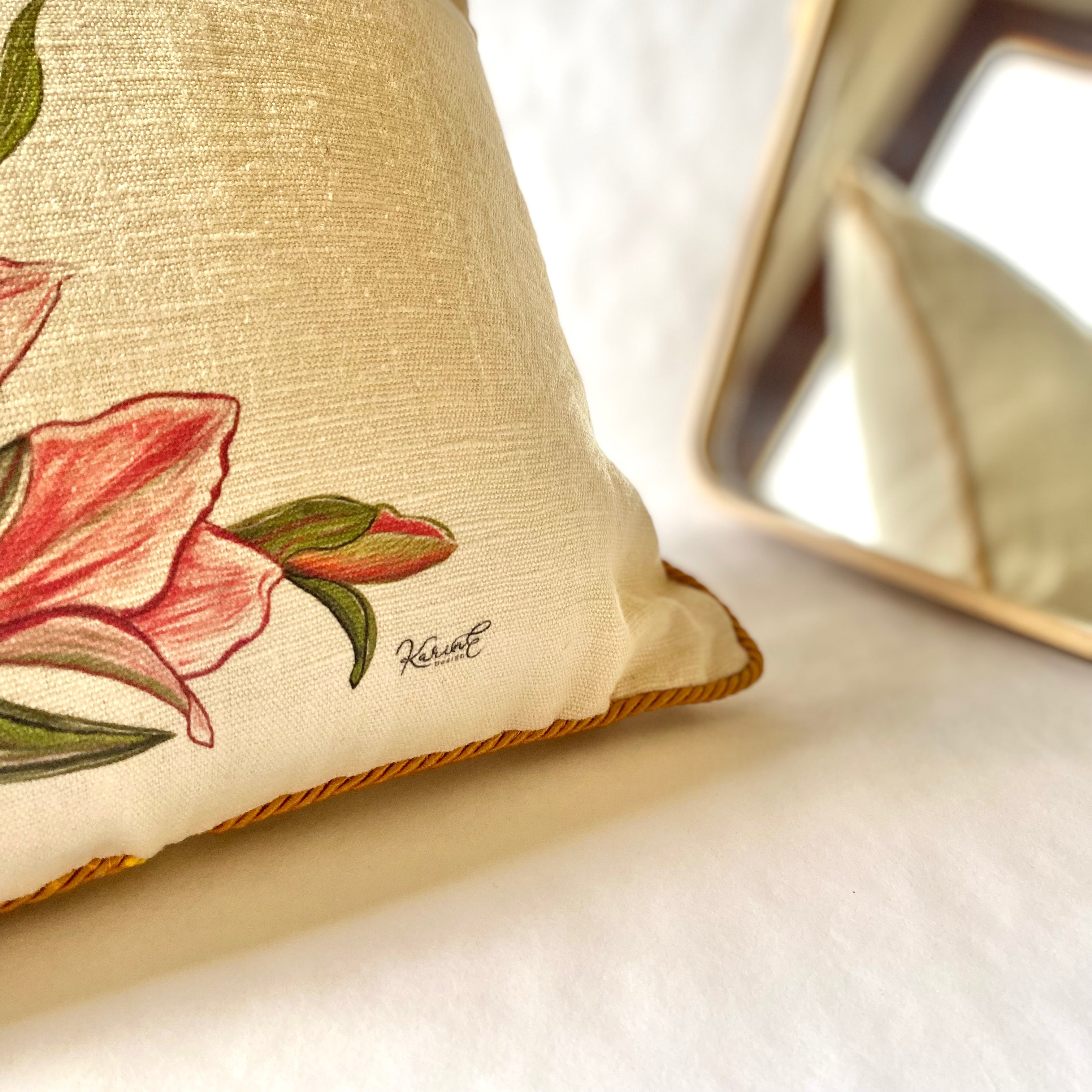 Amaryllis flower - cuscino con passamaneria giallo oro, 100% canapa, 40x40 cm - Limited edition