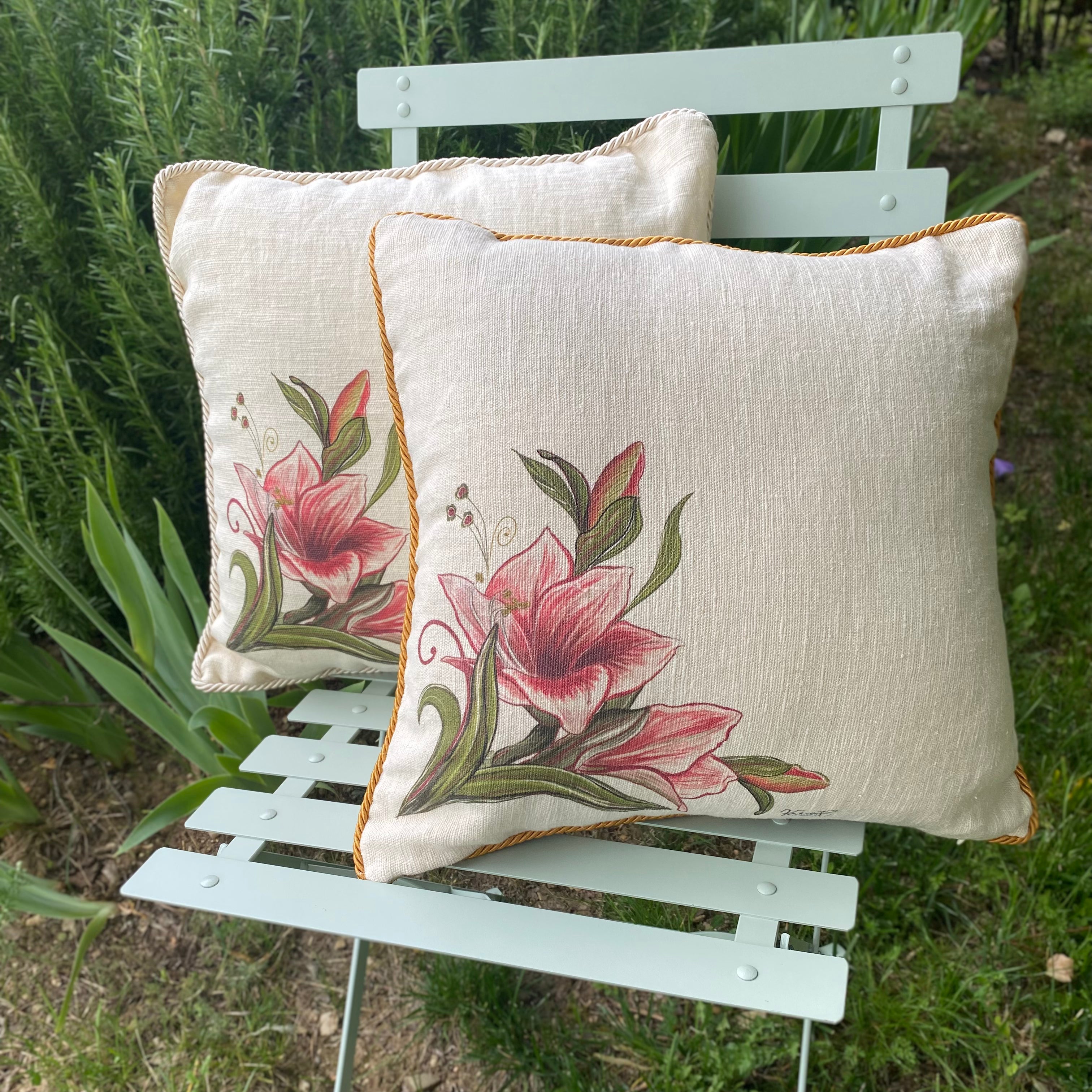 Amaryllis flower - cuscino con passamaneria giallo oro, 100% canapa, 40x40 cm - Limited edition