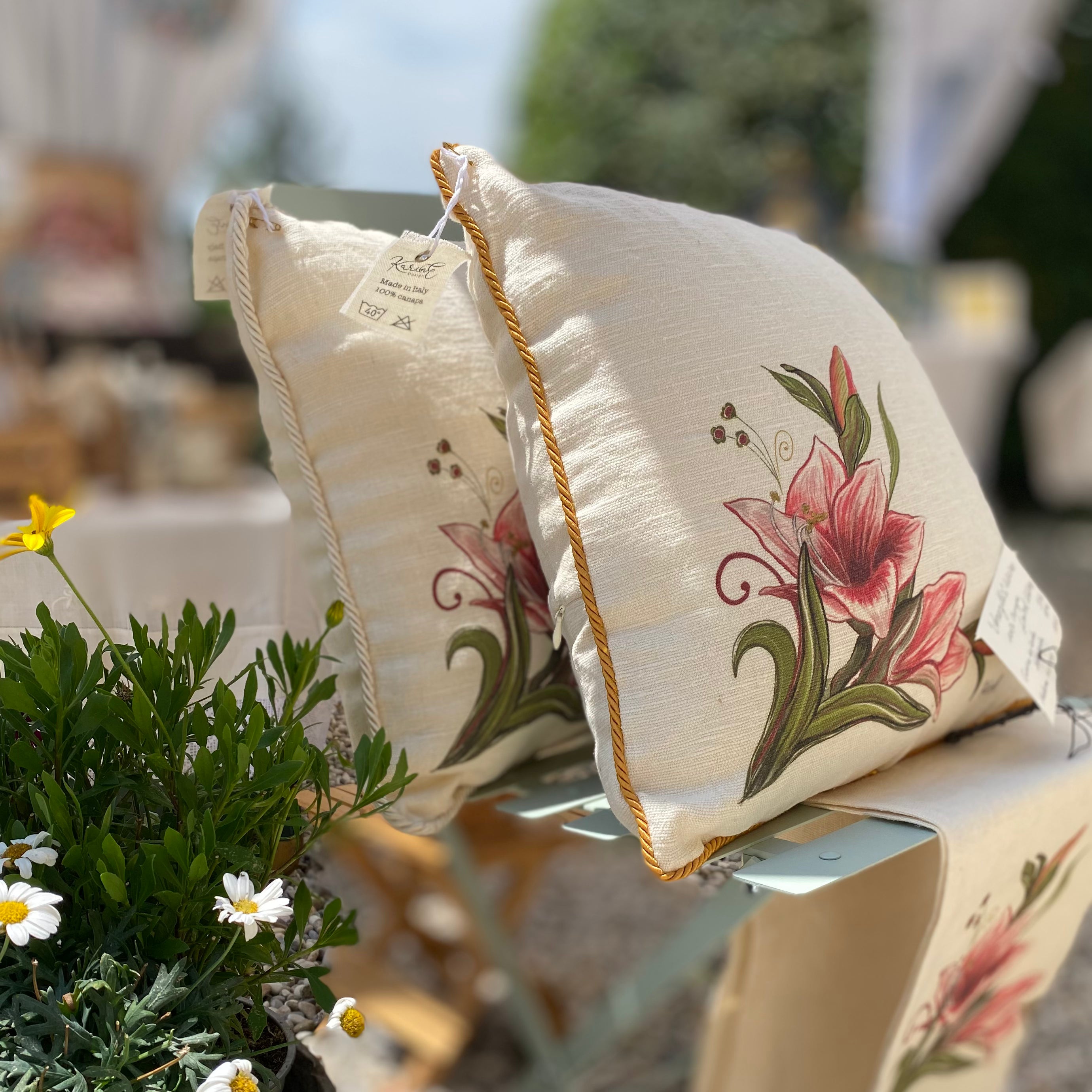 Amaryllis flower - cuscino con passamaneria giallo oro, 100% canapa, 40x40 cm - Limited edition