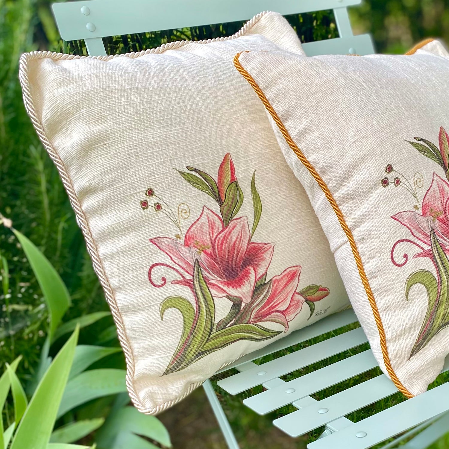 Amaryllis flower - cushion with pearl white trimmings, 100% hemp, 40x40 cm - Limited Edition