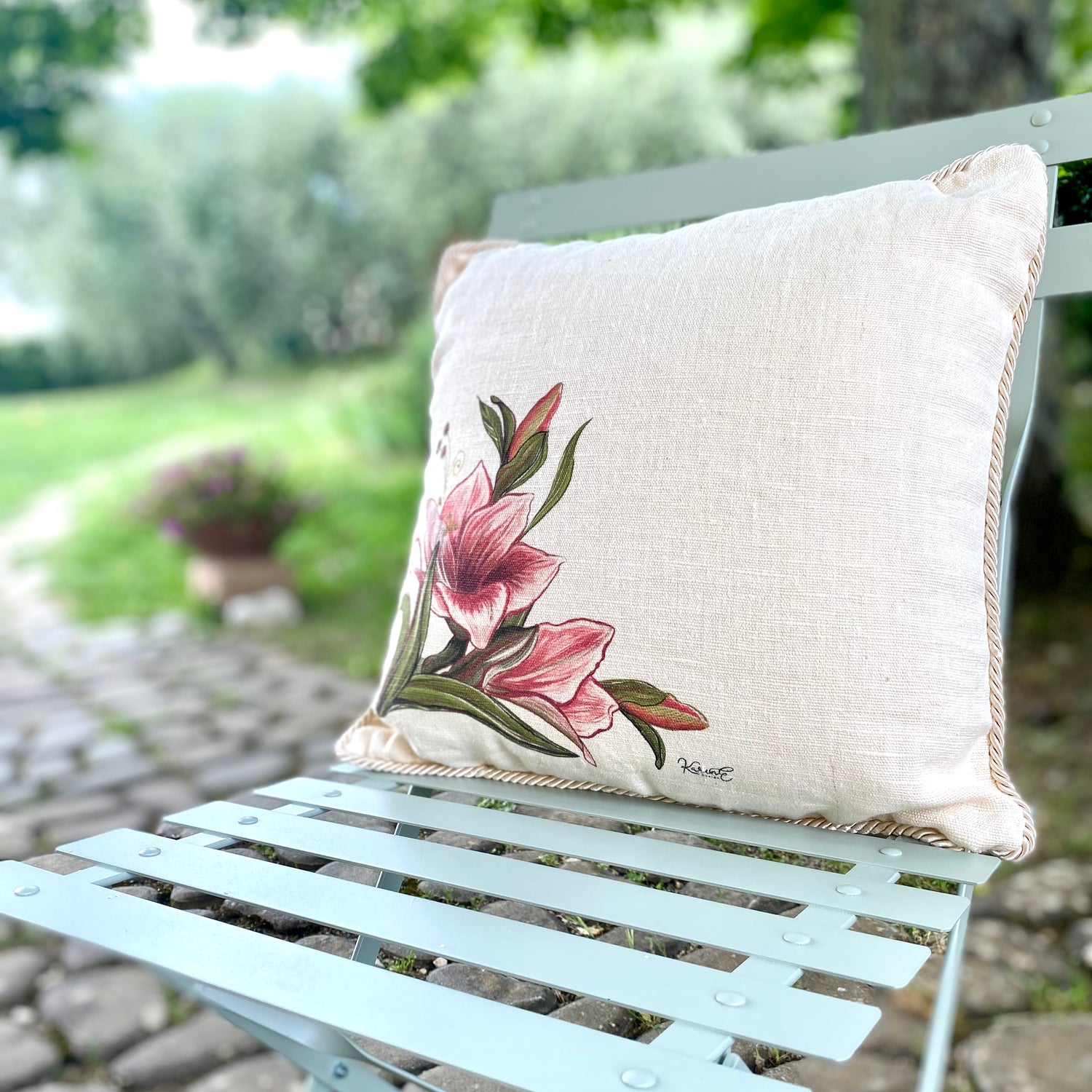 Amaryllis flower - cushion with pearl white trimmings, 100% hemp, 40x40 cm - Limited Edition